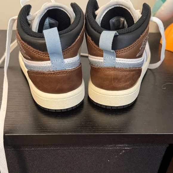 Nike Kids White and Black Sneakers - Picture 4 of 4